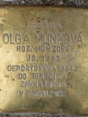 Kámen zmizelých se jménem Olgy Munkové (Foto M. Polák, listopad 2022)