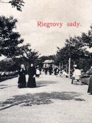 Promenáda v Riegrových sadech. Pohlednice, výřez, okolo 1910. Zdroj: archiv M. Frankla