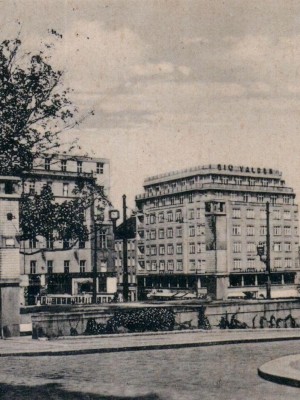 Mírové náměstí. Pohlednice 1932. Zdroj: archiv M. Frankla