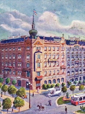 Auto u hotelu Graf, dopravní ruch. Pohlednice okolo r. 1918 (nynější nám. I.P.Pavlova)