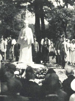 Odhalení pomníku E. Krásnohorské od sochařky K. Vobišové, 1931. Snímek z archivu M. Polákaa