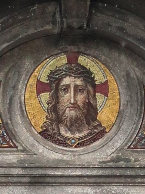 Hlava Ježíše na hrobě W. Nowaka. (Foto M. Polák)