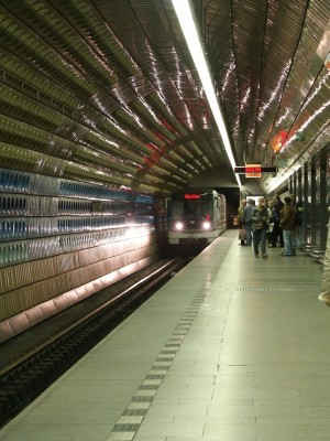 Nástupiště ve stanici Náměstí Míru v říjnu 2007 (Foto M. Polák)