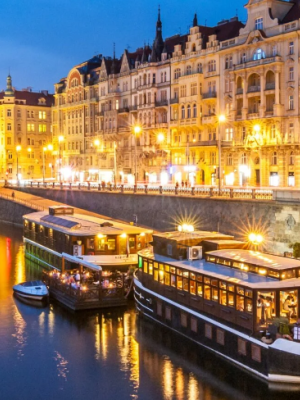 Náplavka u Smetanova nábřeží a Jiráskova mostu. Zdroj: TCP Praha, a.s.