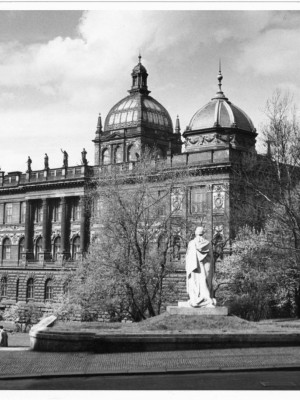 Čelakovského sady a Národní muzeum