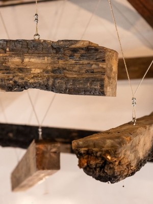 Autentické trámy zachované z náletu na Prahu v únoru 1945