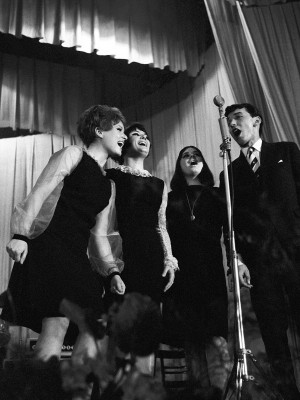 Členové divadla Apollo (zprava) Karel Gott, Yvonne Přenosilová, Vlasta Kahovcová, Drahomíra Vlachová. Zdroj: ČTK