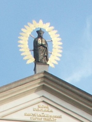 Socha sv. Ignáce z Loyoly na štítu stejnojmenného chrámu. (Foto M. Polák, 2007)
